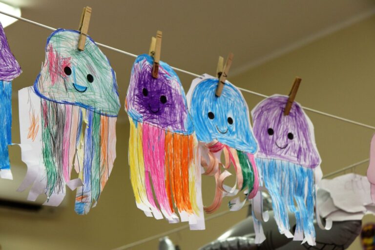 Kinderzeichnungen im Klassenzimmer