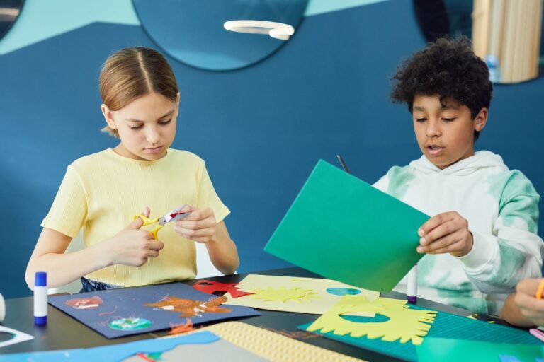 Kinder arbeiten gemeinsam an einem Kunstprojekt