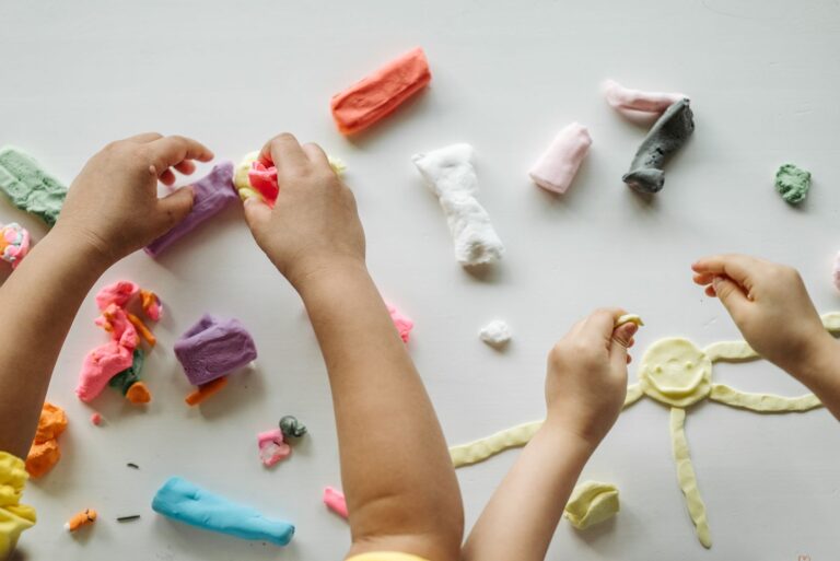 Kinder spielen mit Ton