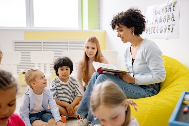 Eine Frau liest Kindern aus einem Buch vor