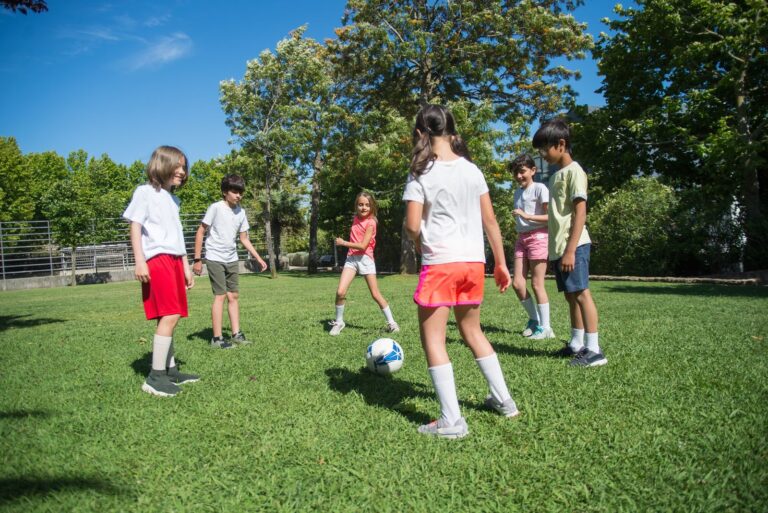Gruppe von Kindern spielt auf dem Schulhof