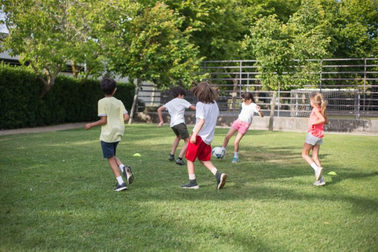 Kinder spielen gemeinsam im Freien beim Schulfest